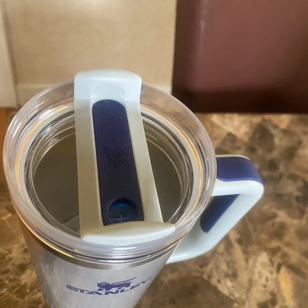 Stanley the FlowState Quencher metallic shimmer Silver Tumbler with navy NWT - Picture 2 of 5